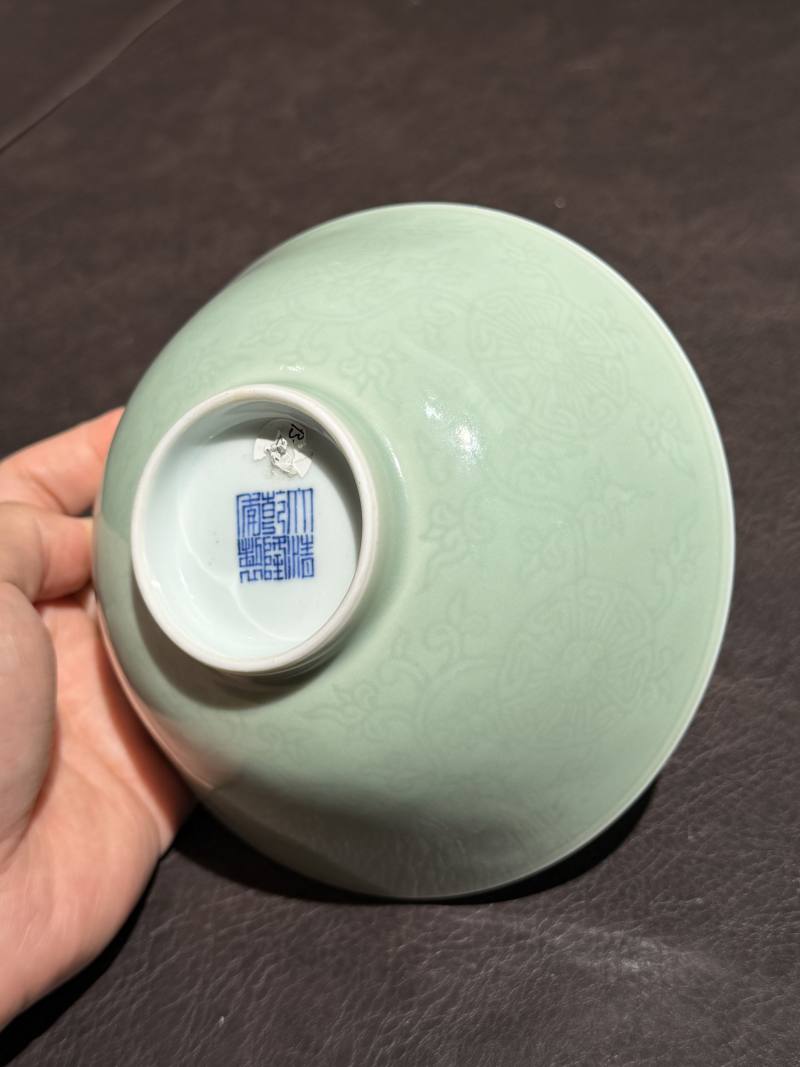 清乾隆 青釉暗刻轮花卉纹碗 - 图13