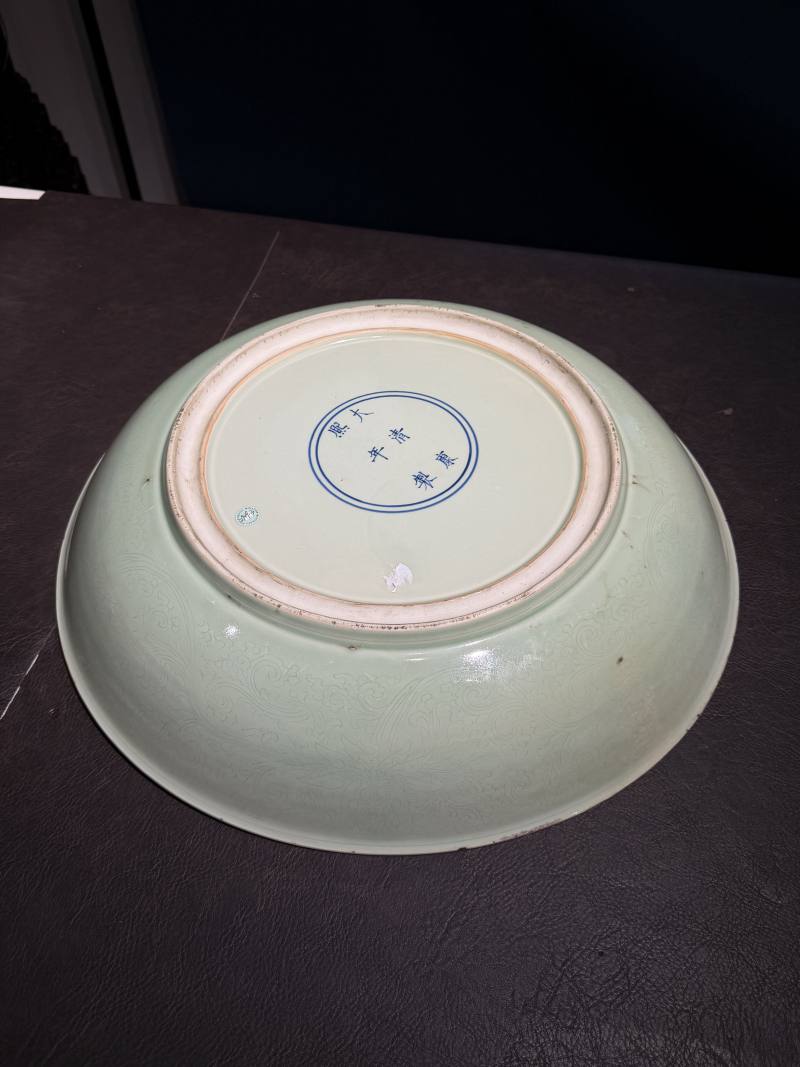 清康熙 冬青釉暗刻缠枝莲纹大盘 - 图7