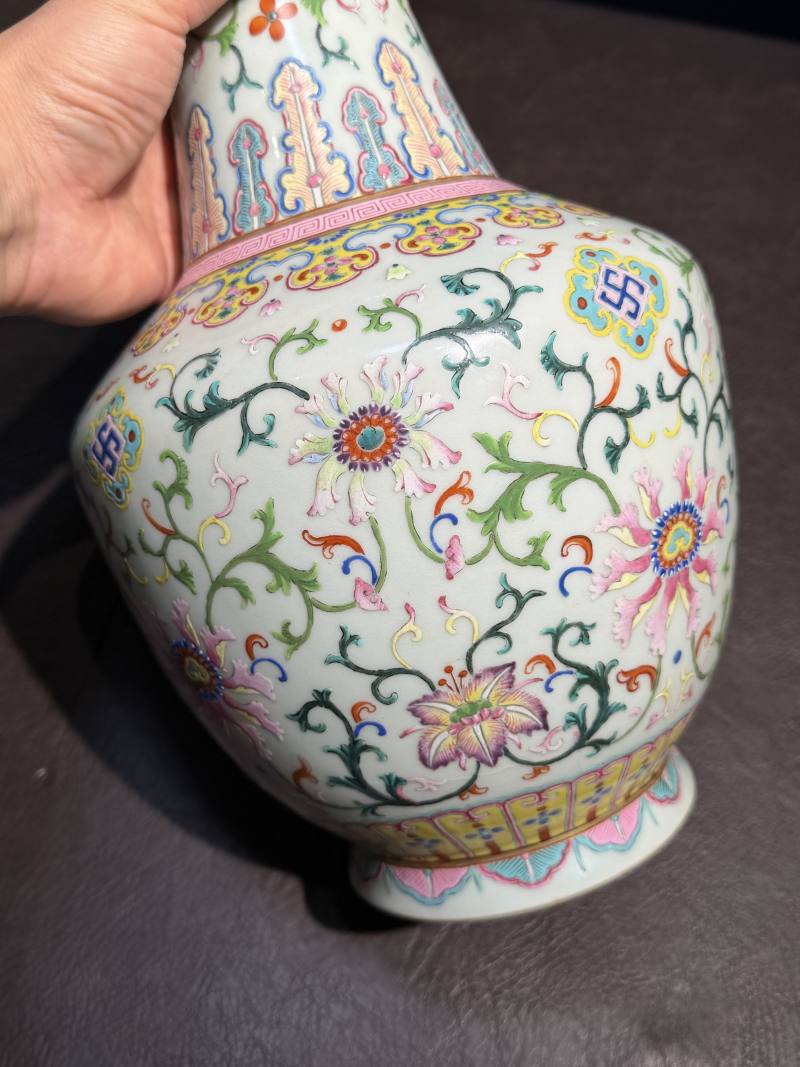 清乾隆 洋彩缠枝花卉纹瓶 - 图13
