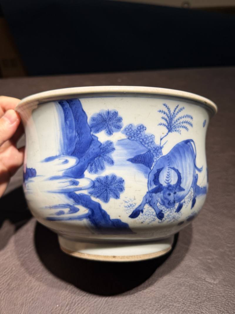 明崇祯 青花“丙吉问牛”人物图钵式炉 - 图6