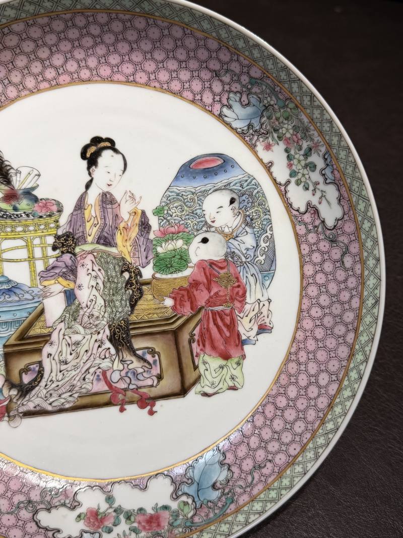 清雍正 外胭脂红内广珐琅仕女婴戏图盘 - 图6