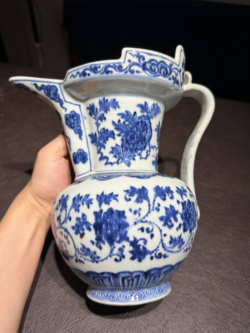 清乾隆 青花缠枝花卉纹僧帽壶 - 图4