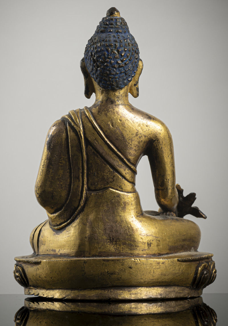 A GILT-COPPER FIGURE OF BHAISAJYAGURU - 图2