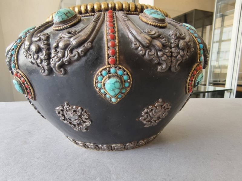 A PARCEL-GILT SILVER AND SEMI-PRECIOUS STONE INLAID METAL BOWL - 图11