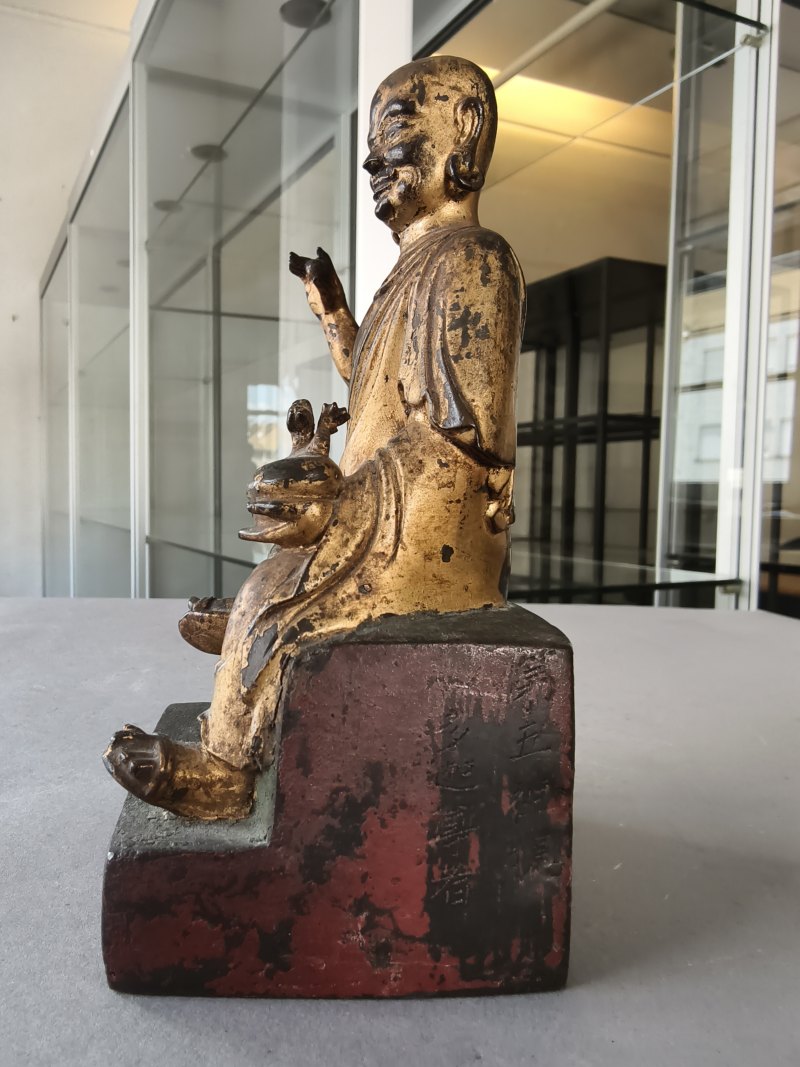 A gilt- and red-lacquered bronze figure of a luohan - 图11