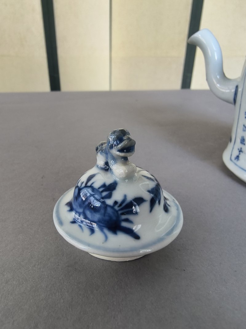 Underglaze blue teapot and cover with a bow handle with figure decoration in a boat and poem inscription - 图23