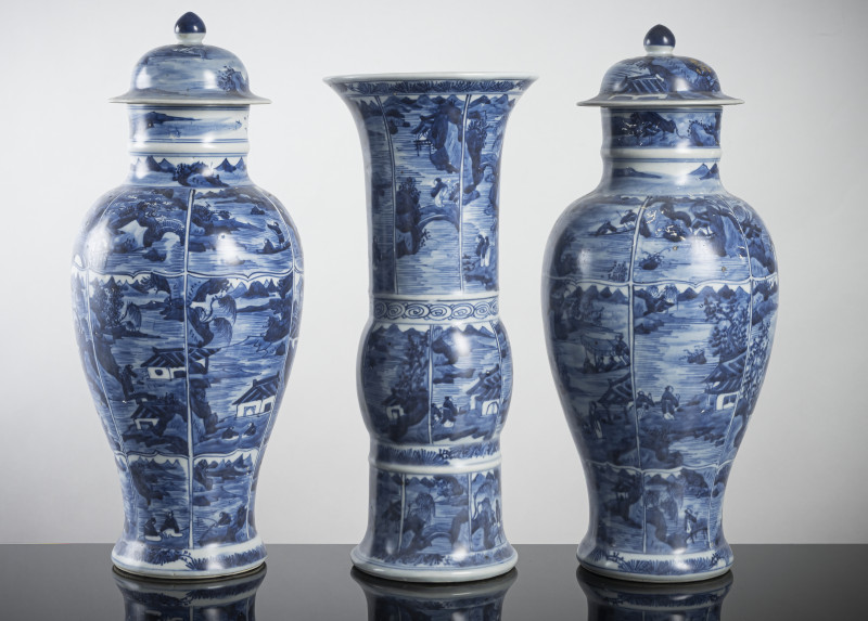 Set of two lidded vases and a 'gu'-shaped porcelain vase with underglaze blue decoration of scholar landscapes - 图2