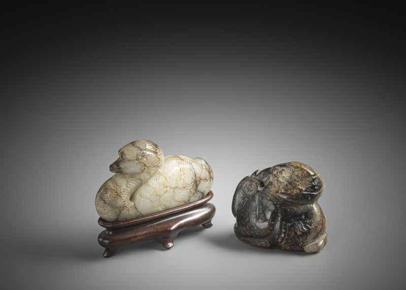Two jade carvings: Reclining duck and seated hare made of green jade, partly with black inclusions - 图4