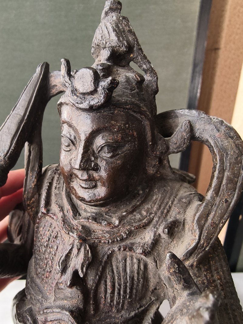 A bronze figure of standing Weituo on a stand dressed in splendid armour with traces of gilding - 图12