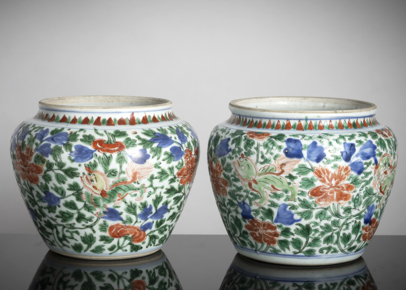 Two 'Wucai' jars with floral decoration and wooden lids - 图3