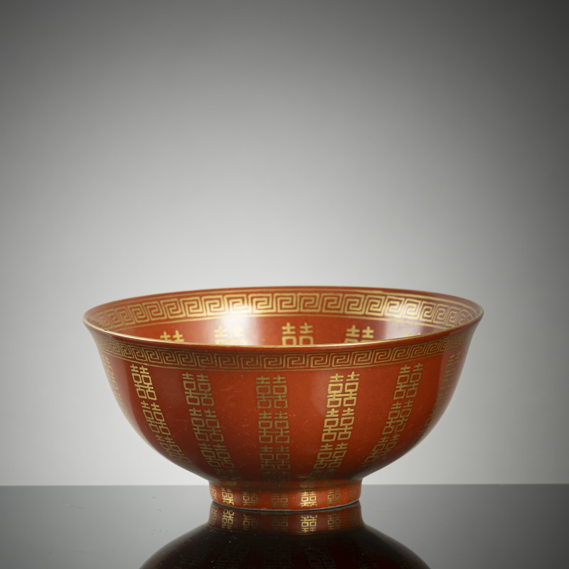 An iron red and gold painted porcelain bowl with 'shuangxi' decoration - 图1