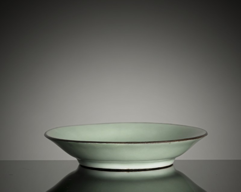 A small celadon-coloured glazed porcelain plate - 图3