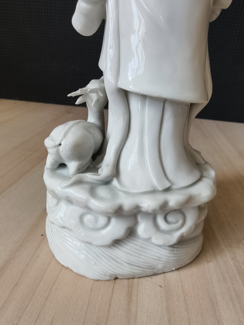 A Dehua figurine of an immortal with a deer and a jug - 图5