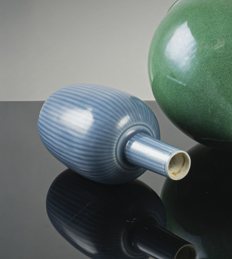 A blue glazed narrow neck porcelain vase with ribbed wall and neck - 图2