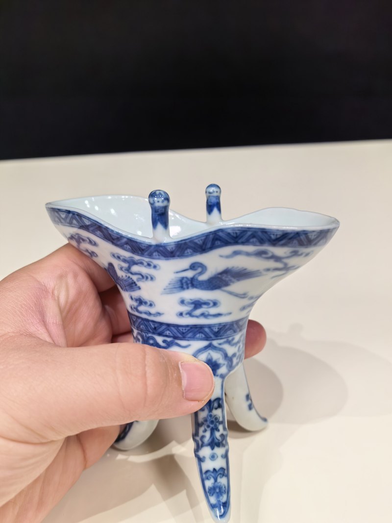 清乾隆 青花云鹤纹爵杯及江山一统爵盘一套 - 图7