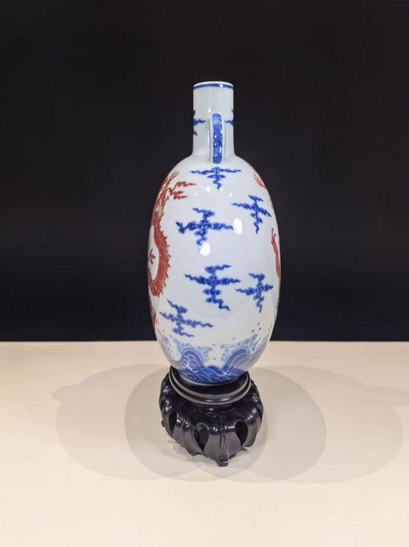 清乾隆 青花釉里红龙纹抱月瓶 - 图8