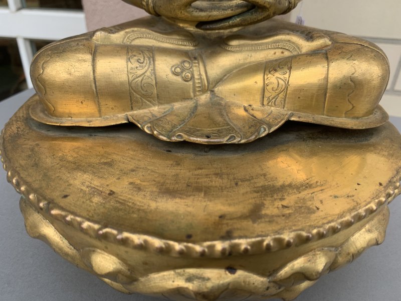 A gilt-repoussé figure of Amitayus - 图11