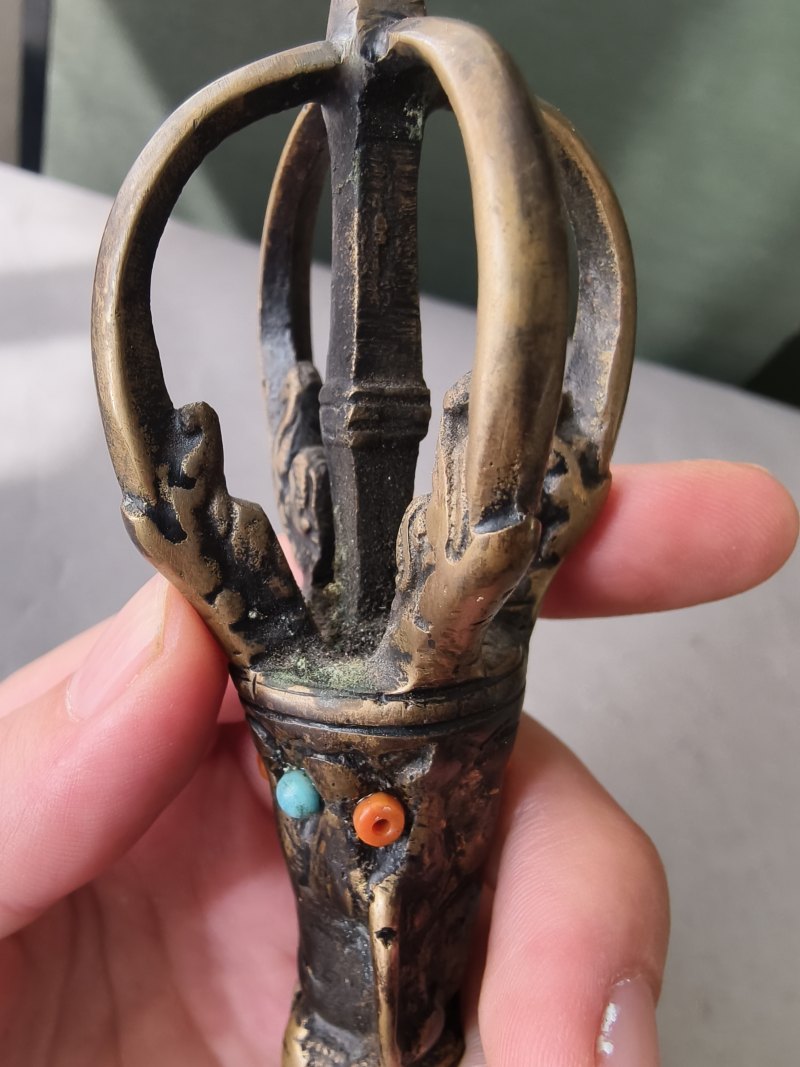 A metal bell (ghanta) and a phurbu - 图18