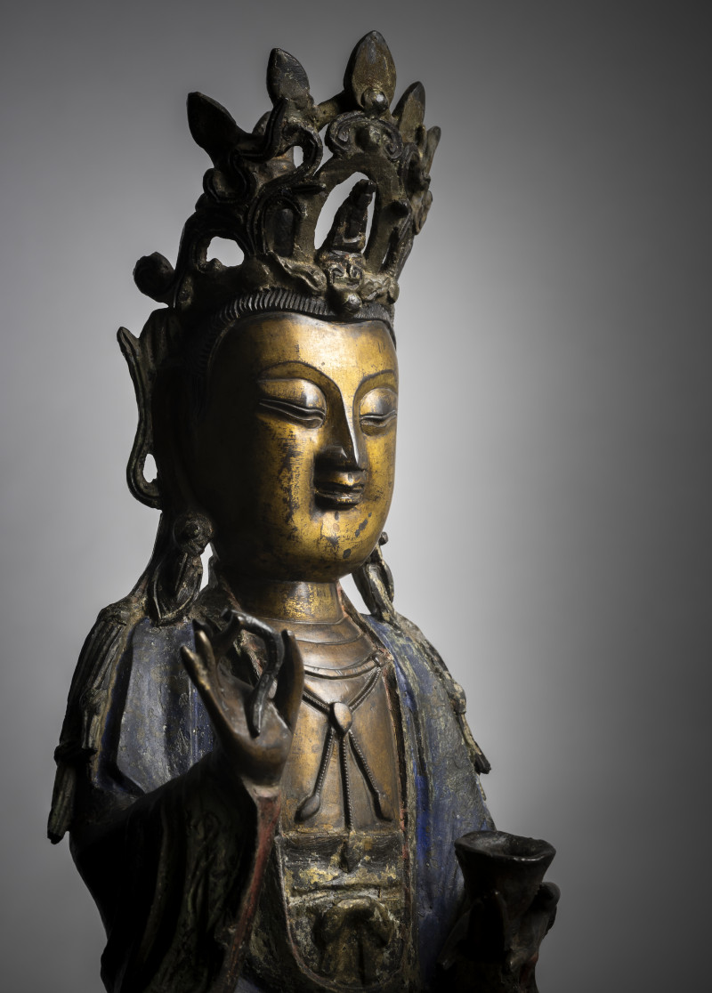 Polychrome painted and partially fire-gilt bronze of the crowned Guanyin - 图3