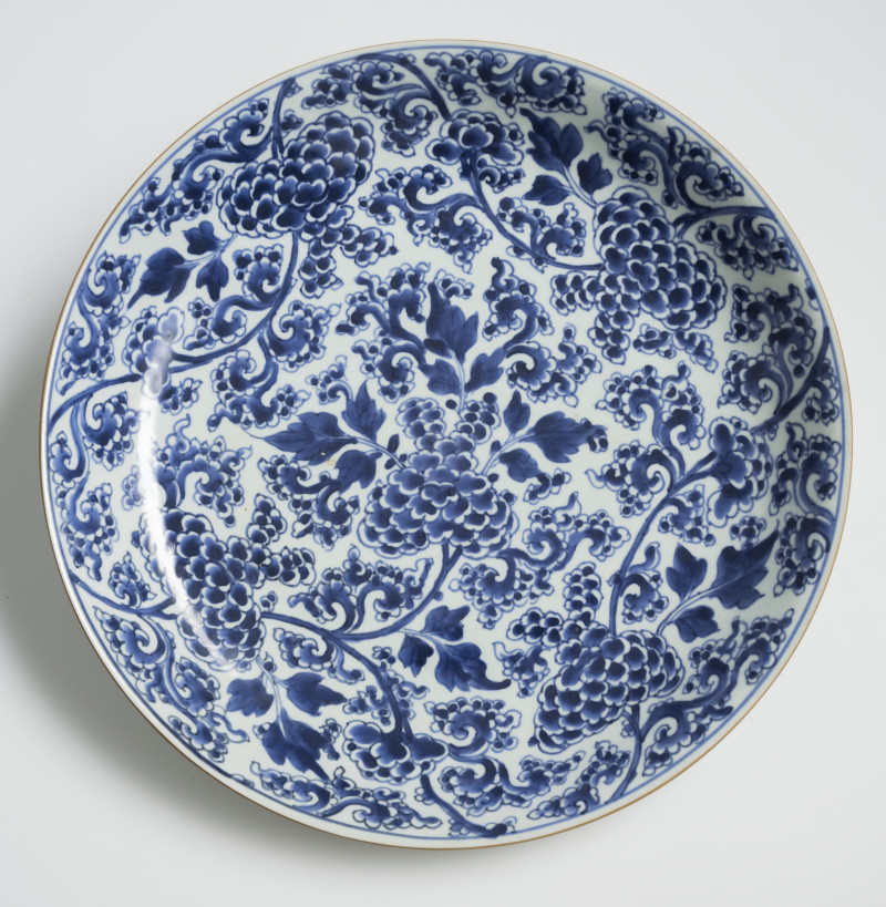 Six large porcelain round plates decorated in underglaze blue - 图2