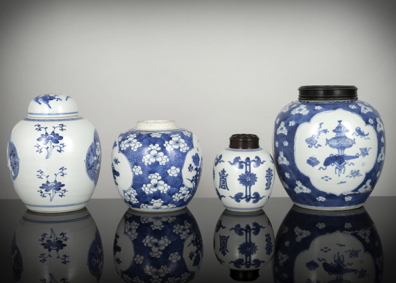 Four porcelain ginger jars decorated in underglaze blue, one with a porcelain cover and two with wooden covers - 图2