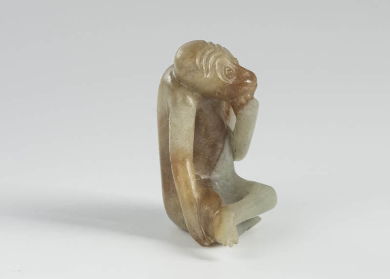 A sitting monkey carved from green caramel-coloured jade - 图3