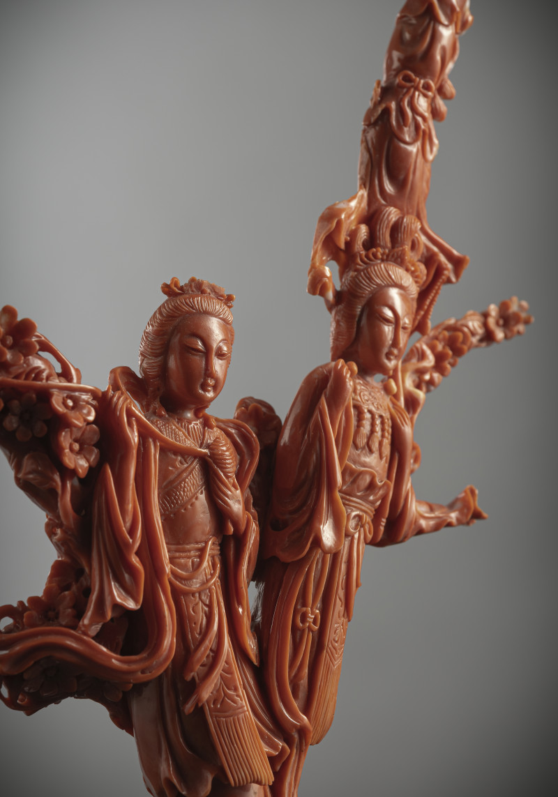 A coral carving of two figures - 图4