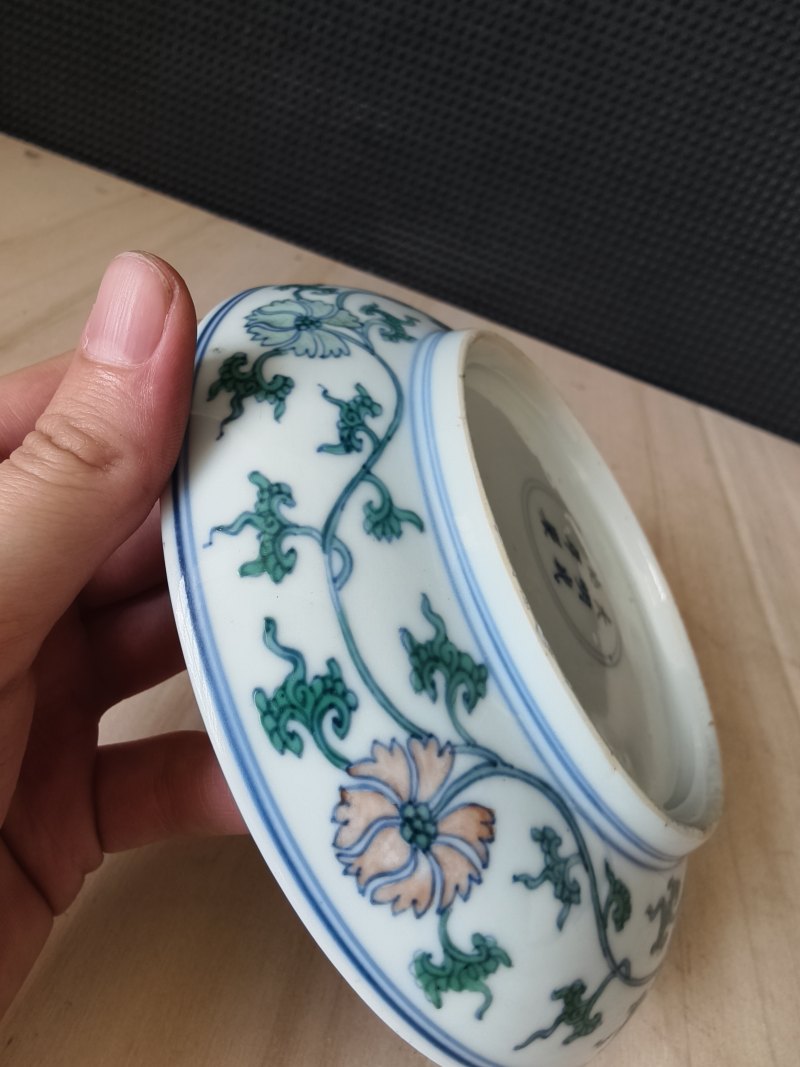 A pair of fine 'Doucai' saucers with floral decoration - 图25