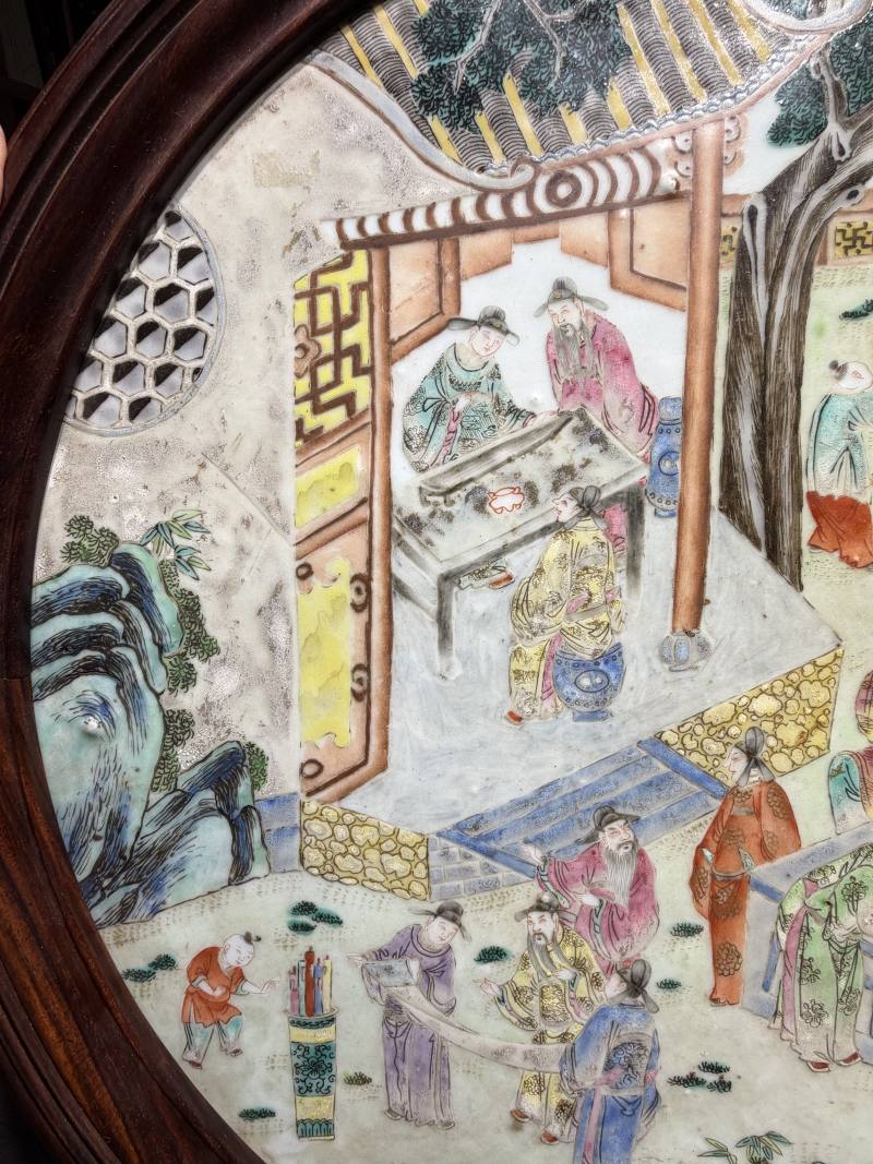 清乾隆 粉彩“十八学士”图圆形瓷板 - 图6