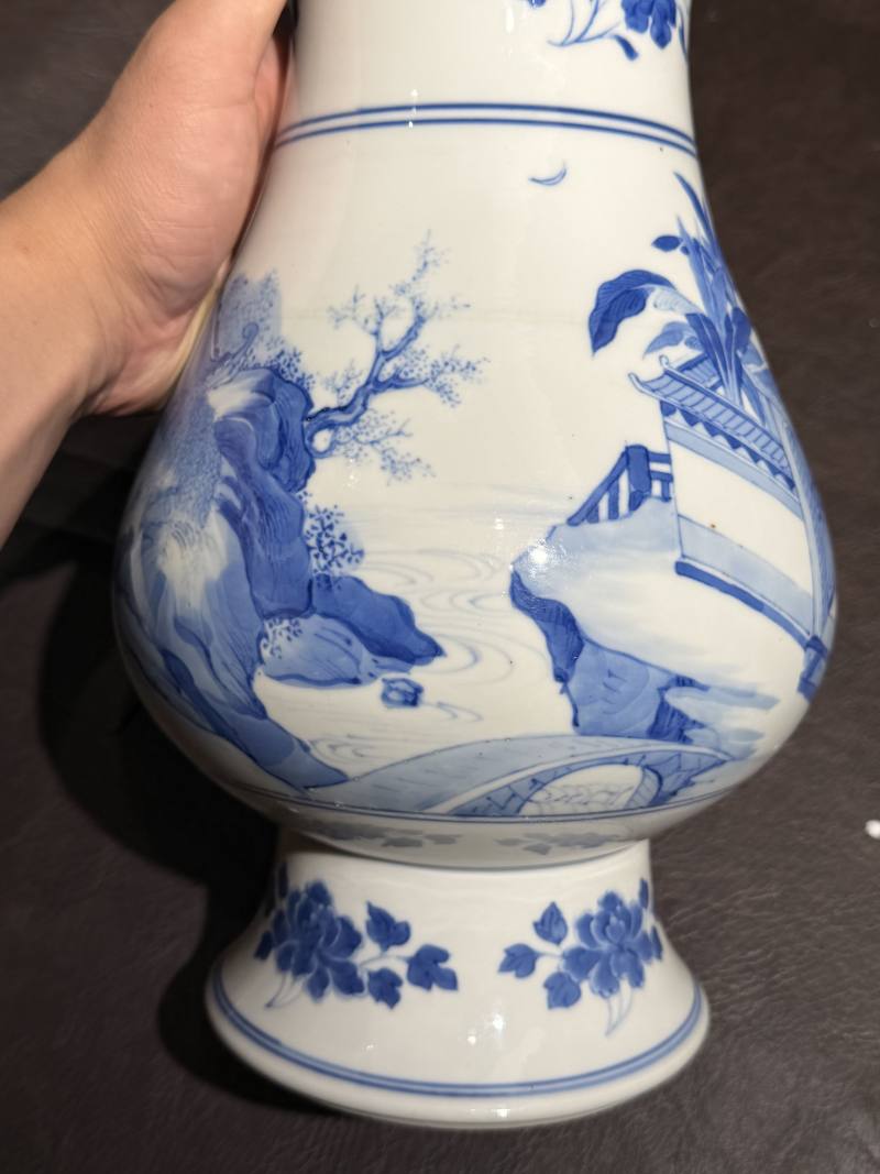 清康熙 青花庭院“杨柳荡千”图琵琶尊 - 图16