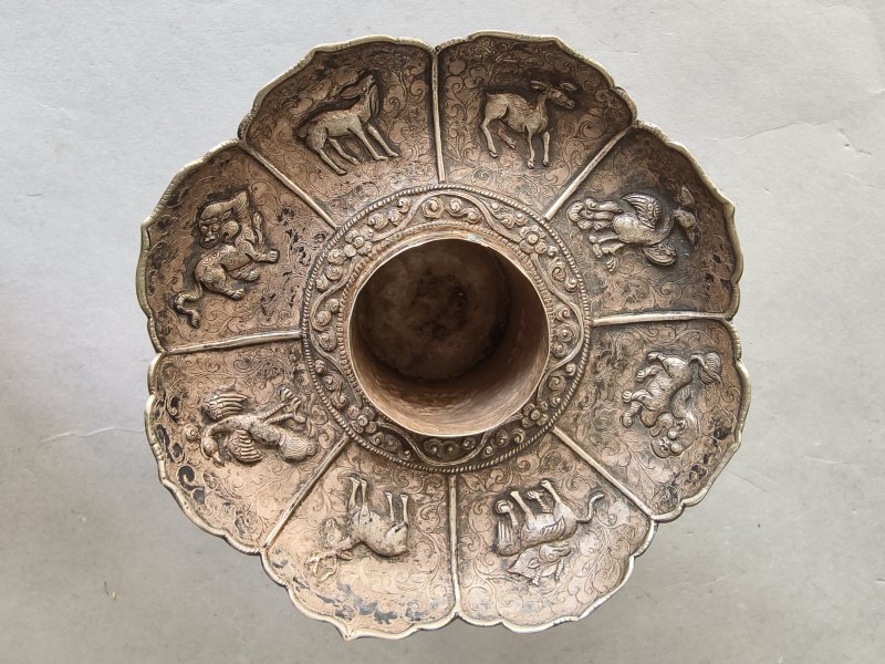 A jade bowl with stand and cover in silver with animals and floral motifs in relief - 图14