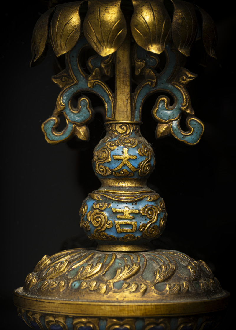 A Buddhist altar emblem made of fire-gilt copper with enamel decoration and lotus for incense sticks - 图4