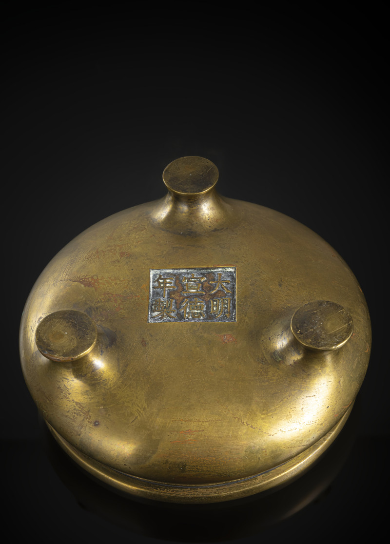 A flat heavy cast incense burner made of gold-coloured bronze on three short feet - 图4