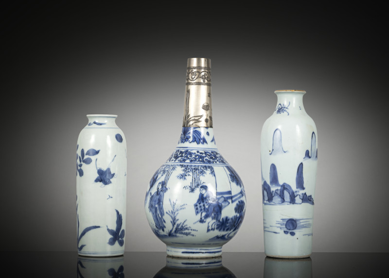 Two small sleeve vases and a porcelain bottle vase with underglaze blue decoration - 图2