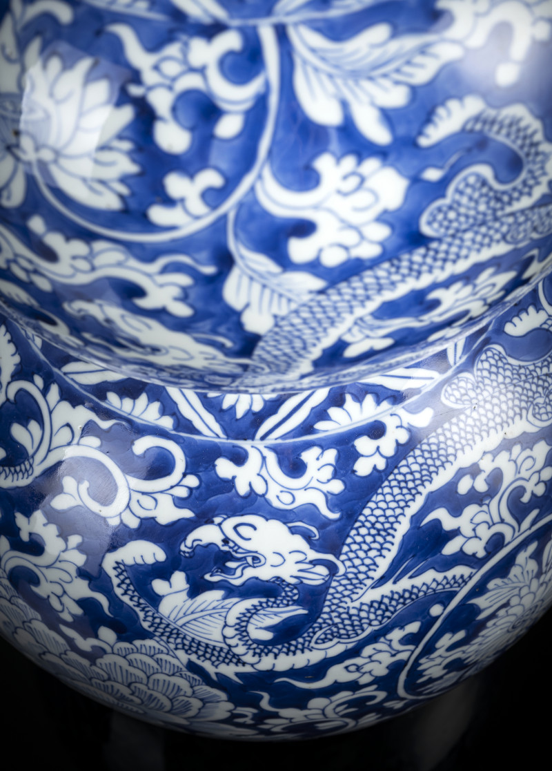 A large and rare 'triple gourd' porcelain vase with underglaze blue dragon decoration - 图6