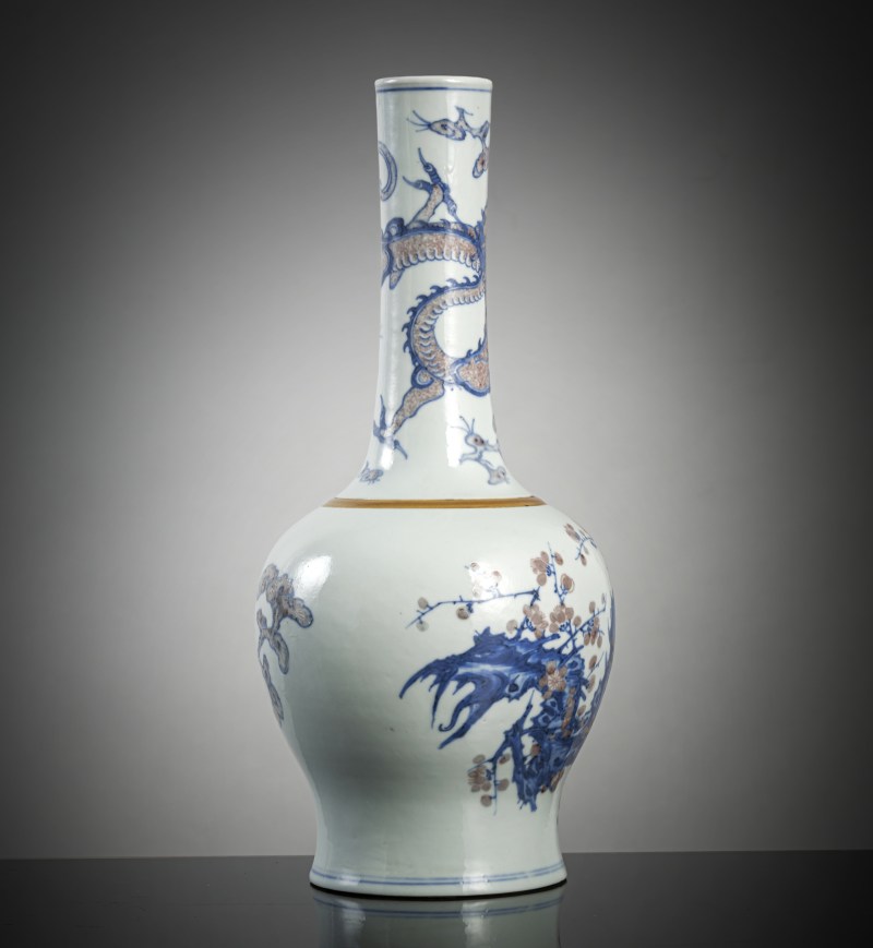 A bottle vase with copper-red and underglaze blue decoration of plum blossom branches, lingzhi and chilong - 图2