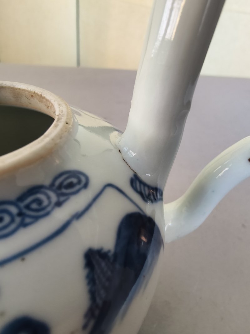 Underglaze blue teapot and cover with a bow handle with figure decoration in a boat and poem inscription - 图12