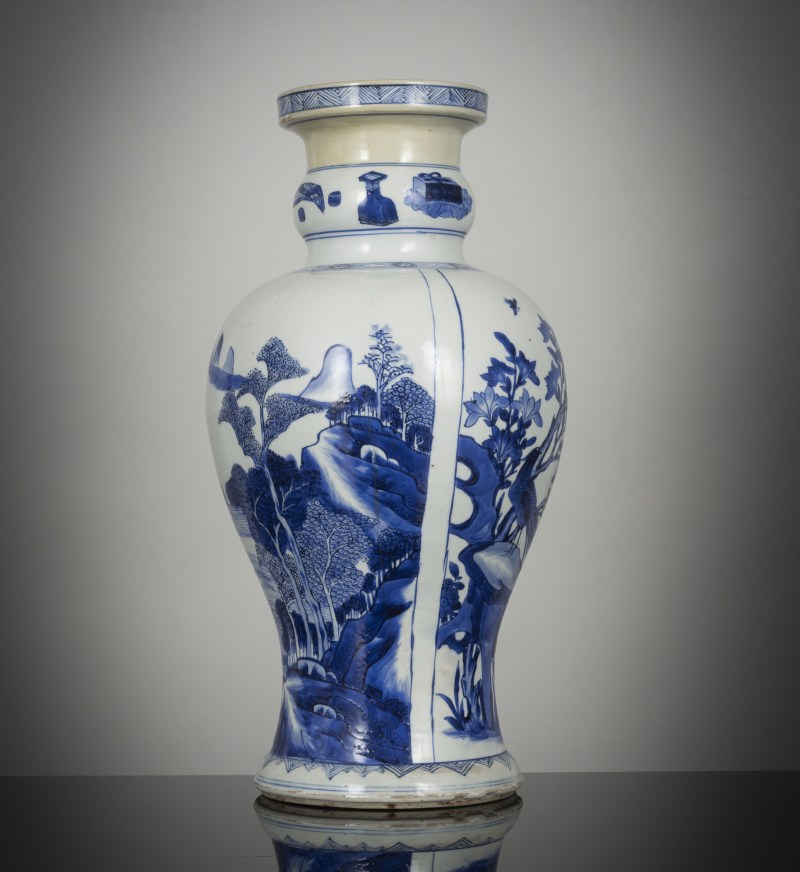 A fine porcelain baluster vase with underglaze blue seascape and floral decoration with pheasant on the reverse - 图3