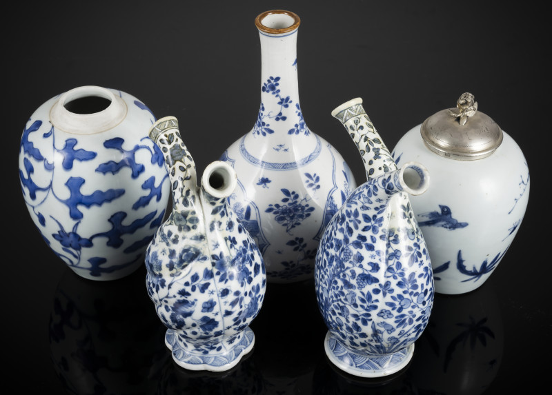 Two jars, a vase and two porcelain vinegar/oil vessels, all with underglaze blue decoration - 图4
