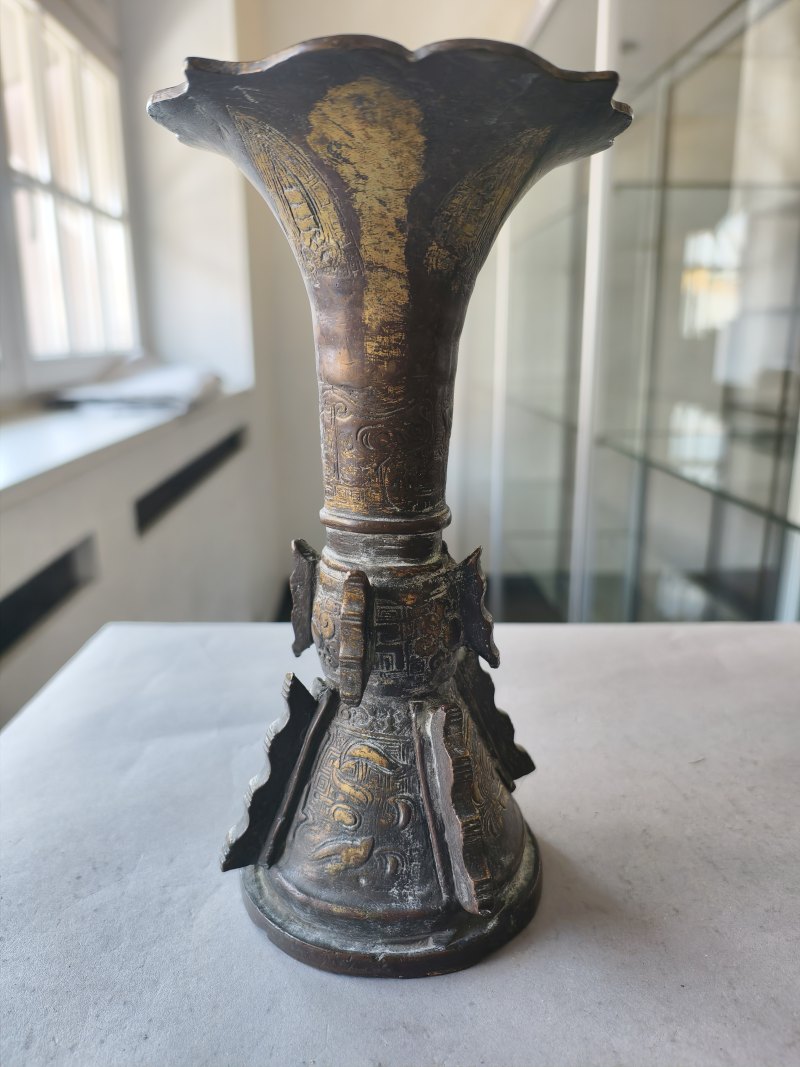 A bronze censer and a part-gilt 'gu'-shaped bronze vase - 图25