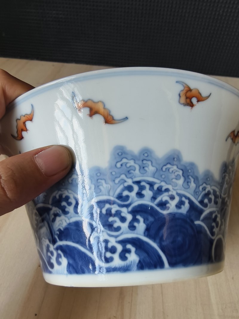 A 'doucai' porcelain waves and bats bowl - 图10