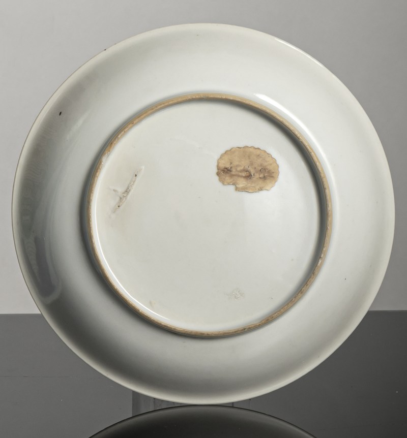 Two 'Famille rose' plates with floral decoration - 图3