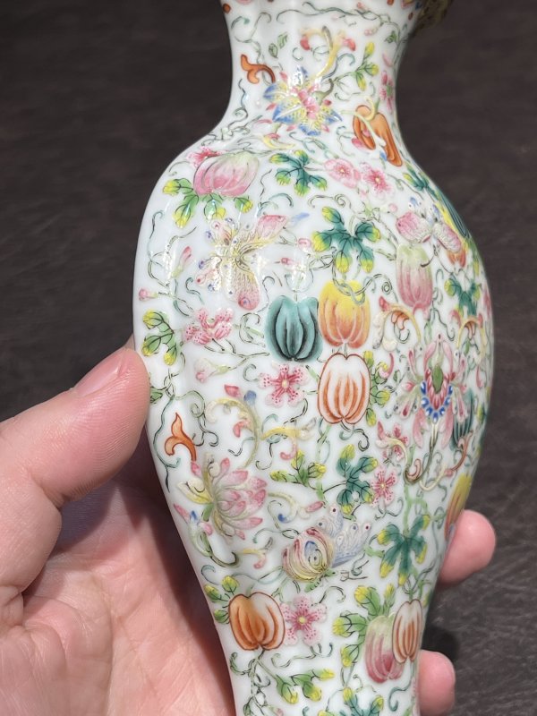 清乾隆 粉彩瑞果花蝶纹瓜棱壁瓶 - 图11