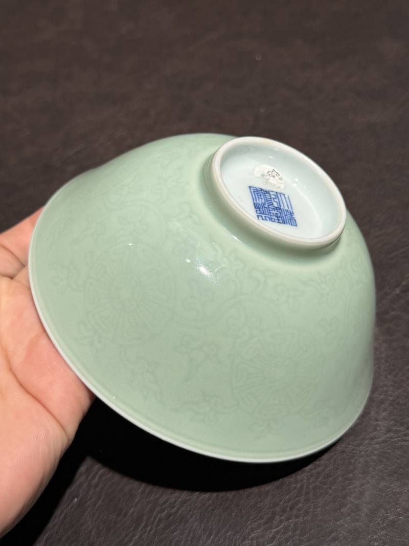 清乾隆 青釉暗刻轮花卉纹碗 - 图14