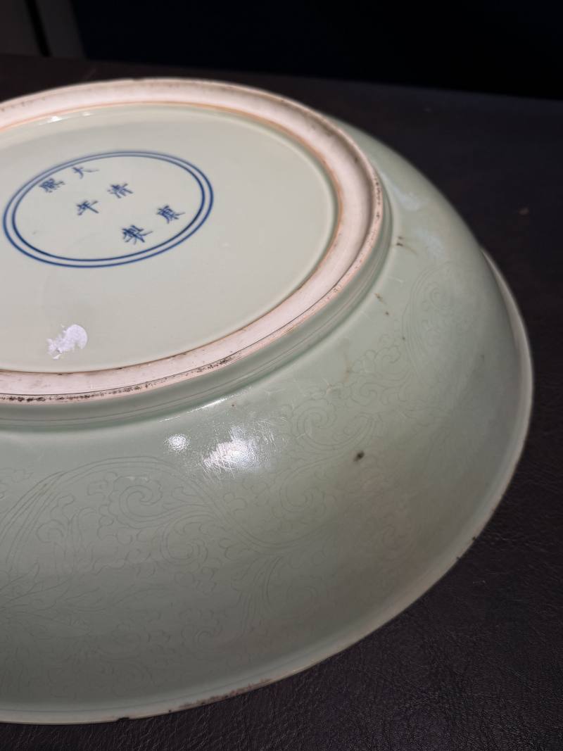清康熙 冬青釉暗刻缠枝莲纹大盘 - 图8