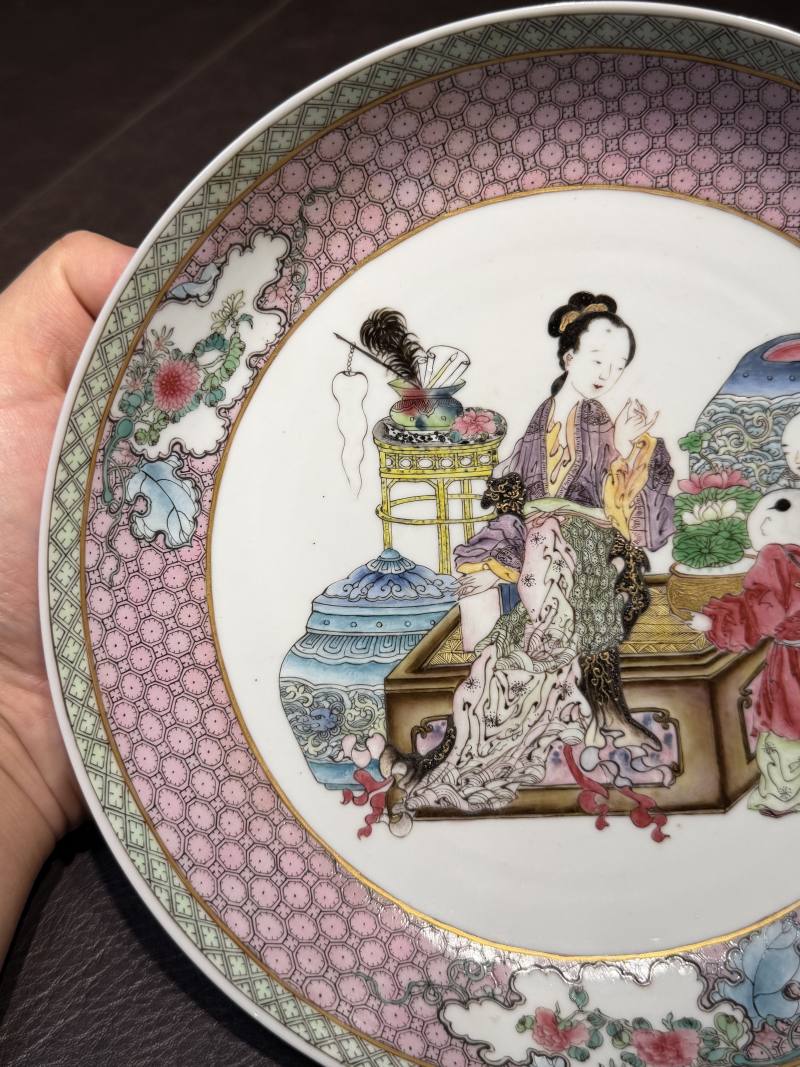 清雍正 外胭脂红内广珐琅仕女婴戏图盘 - 图7