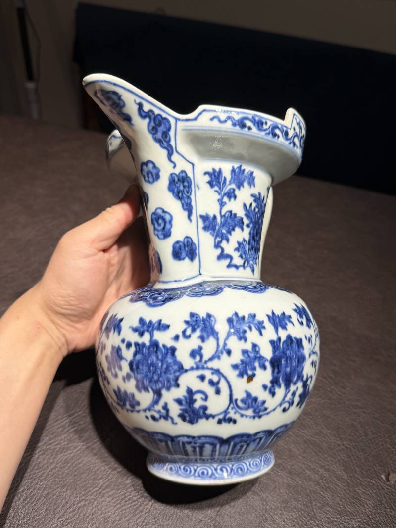 清乾隆 青花缠枝花卉纹僧帽壶 - 图5