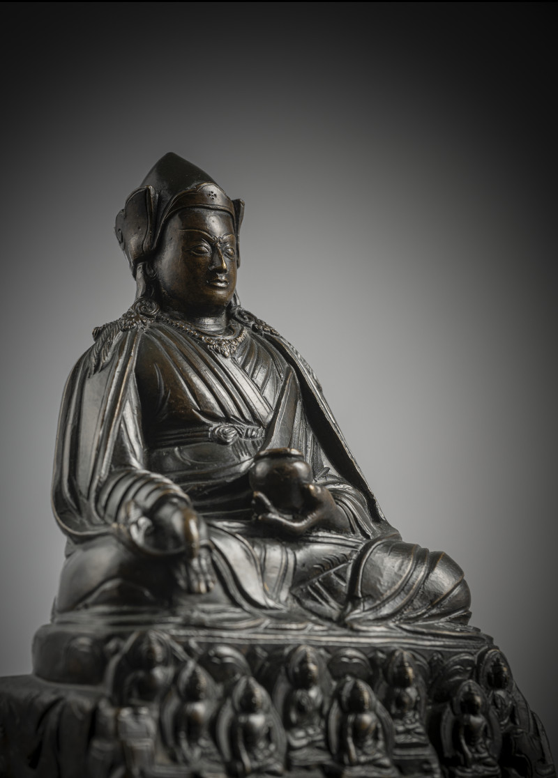 A BRONZE FIGURE OF PADMASAMBHAVA - 图3