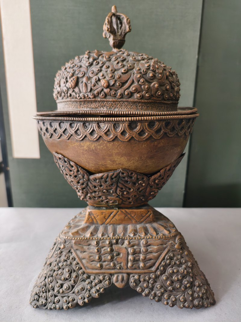 A COPPER EMBOSSED KAPALA WITH COVER ON STAND - 图15