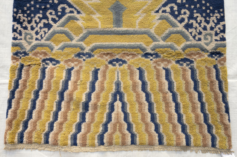 An unusual pair of pillar rugs - 图3